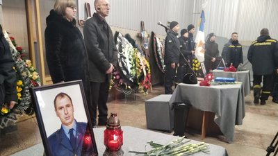 Загинули на Херсонщині: у Житомирі попрощалися з рятувальниками Сергієм Курінним, Дмитром Краснощоковим і Олексієм Сичем Загинули на Херсонщині: у Житомирі попрощалися з рятувальниками Сергієм Курінним, Дмитром Краснощоковим і Олексієм Сичем