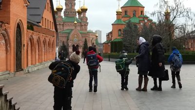 Діти і дорослі на території монастиря УПЦ МП "Голосіївська пустинь"