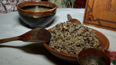 Плетуть маскувальні та співають колядки: як у Вишеньках на Чернігівщині готуються до Святвечора Плетуть маскувальні та співають колядки: як у Вишеньках на Чернігівщині готуються до Святвечора