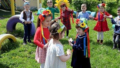170 вихованців та педагогів Тернопільського дитсадка разом виводили гаївки
