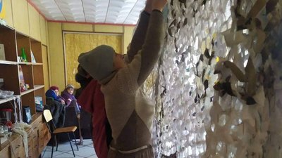 Після роботи до пункту незламності: жителі Нововоскресенського на Херсонщині плетуть маскувальні сітки Після роботи до пункту незламності: жителі Нововоскресенського на Херсонщині плетуть маскувальні сітки