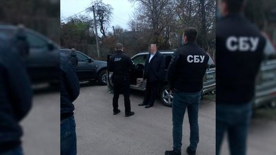 Хабар за договір на ремонт стадіону: подробиці затримання міського голови Остра