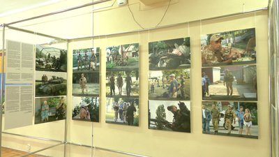 "Нью-Йорк-Іловайськ": у Харкові відкрили виставку, присвячену загиблому воїну "Нью-Йорк-Іловайськ": у Харкові відкрили виставку, присвячену загиблому воїну