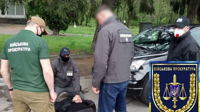 Військова прокуратура затримала офіцера поліції на хабарі у 20 тисяч гривень