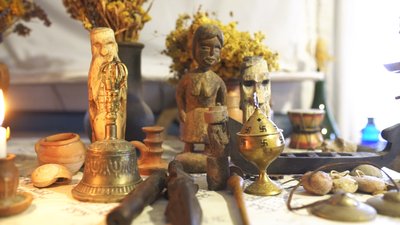 Художник Юрій Камишний з Житомира облаштував у своїй садибі музей старожитностей Художник Юрій Камишний з Житомира облаштував у своїй садибі музей старожитностей