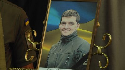 "Він запам’ятався тим, що завжди був позитивним, веселим, у нього ніколи не було поганого настрою", — характеризує Сергія Кириленка, подруга Наталія. "Він запам’ятався тим, що завжди був позитивним, веселим, у нього ніколи не було поганого настрою", — характеризує Сергія Кириленка, подруга Наталія.