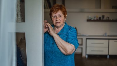 "Прикрашаю життя, а нічого не допомагає". Історія 78-річної жінки, яка пройшла "фільтрацію" та виїхала з Маріуполя