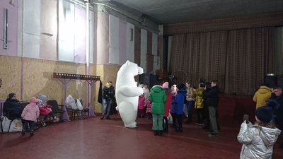 Вітання від святого Миколая: сумські благодійники відвезли подарунки дітям із Великої Писарівки Вітання від святого Миколая: сумські благодійники відвезли подарунки дітям із Великої Писарівки