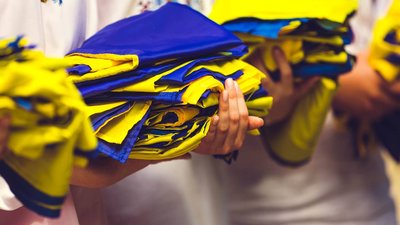 Прапори на передову: на Дніпропетровщині діти передали військовим пів тисячі стягів