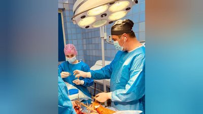 Олег Токарчук оперує пораненого бійця Олег Токарчук оперує пораненого бійця