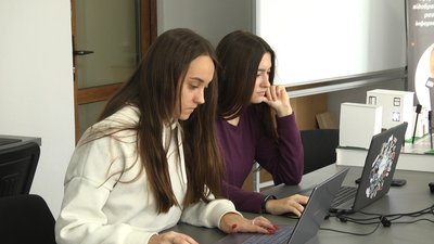 У Житомирі студентки розробили мобільний додаток для вивчення хімії