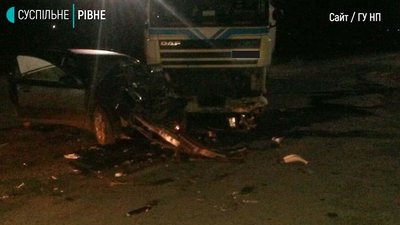Рівненщина: легковик влетів у вантажівку, двоє людей – у реанімації