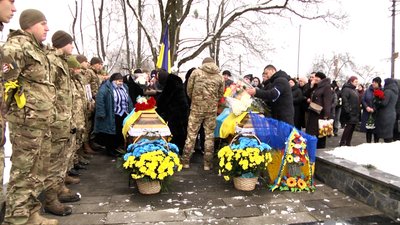 Розшукували з 12 квітня: на Житомирщині попрощалися з десантниками Миколою Блиндюком та Олександром Осташевським Розшукували з 12 квітня: на Житомирщині попрощалися з десантниками Миколою Блиндюком та Олександром Осташевським