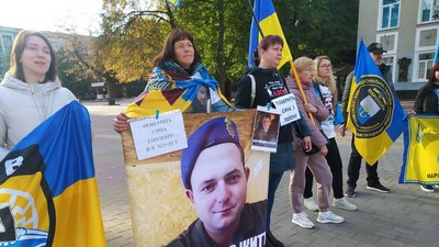 Автопробіг на підтримку військовополонених відбувся у Хмельницькому