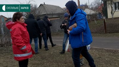 Харків'яни привезли продукти евакуйованим з Китаю Харків'яни привезли продукти евакуйованим з Китаю