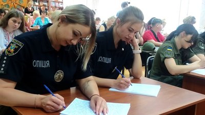 Миколаївці долучилися до написання диктанту з нагоди Дня Конституції України Миколаївці долучилися до написання диктанту з нагоди Дня Конституції України