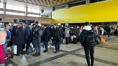 По кілька годин стоять люди у черзі до кас на залізничному вокзалі у Чопі По кілька годин стоять люди у черзі до кас на залізничному вокзалі у Чопі