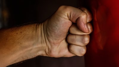 На Житомирщині чоловік палицею побив свою колишню дружину – жінка в лікарні