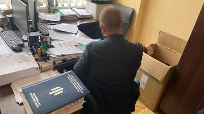 Податківець у Харкові обіцяв підприємцю закрити кримінальну справу за $50 тисяч — ДБР