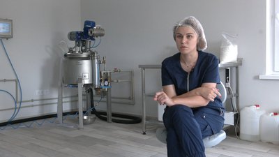 Як в Івано-Франківську працює підприємство з виготовлення косметики, що переїхало з Бучі Як в Івано-Франківську працює підприємство з виготовлення косметики, що переїхало з Бучі