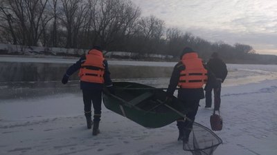 На Одещині рятувальники вивільнили лебедя з крижаної пастки На Одещині рятувальники вивільнили лебедя з крижаної пастки