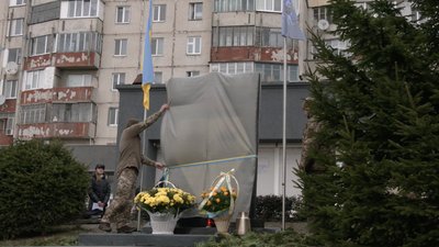На честь Олександра Кулика і Владислава Гудачека: у Рівному відкрили пам'ятний знак загиблим бійцям На честь Олександра Кулика і Владислава Гудачека: у Рівному відкрили пам'ятний знак загиблим бійцям