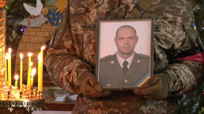У Хмельницькому попрощалися з двома військовими, які загинули на фронті — Олександром Пашинським та Олексієм Андрєєвим У Хмельницькому попрощалися з двома військовими, які загинули на фронті — Олександром Пашинським та Олексієм Андрєєвим