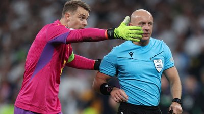 Мануель Ноєр сигналізує судді Симону Марциняку про помилку