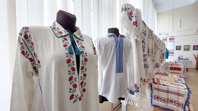 Вишиванки, витинанки, намиста: в ужгородському музеї-скансені відкрилась виставка