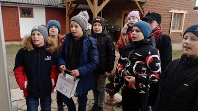 На Івано-Франківщині учні Уторопського ліцею заколядували 33 тис. грн для бійців-односельців На Івано-Франківщині учні Уторопського ліцею заколядували 33 тис. грн для бійців-односельців