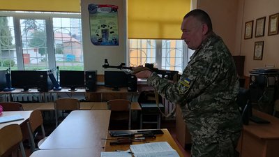 Предмет "Захист України" викладають за оновленою програмою: як зміни впроваджують у Луцьку