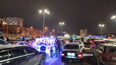 Автоялинка до 2022 року. У Вінниці сформували ялинку з автівок Автоялинка до 2022 року. У Вінниці сформували ялинку з автівок