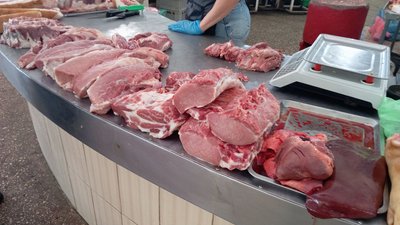 На центральному ринку Хмельницького продавці та покупці відзначають зростання цін на м’ясо