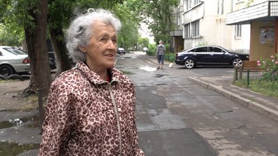Економія пального: в Черкасах на прибудинкових територіях двірники косять траву вручну