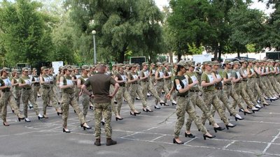 Парад на підборах. Жінкам-військовослужбовицям замінили туфлі на черевики з нижчим каблуком