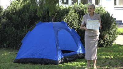 Поставила намет під міськрадою: жителька Борзни вимагає створити притулок для тварин Поставила намет під міськрадою: жителька Борзни вимагає створити притулок для тварин