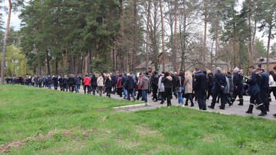 На Харківщині попрощалися із загиблими від російських боєприпасів саперами На Харківщині попрощалися із загиблими від російських боєприпасів саперами