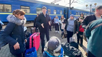 На Закарпаття евакуювали десять багатодітних родин з Донеччини На Закарпаття евакуювали десять багатодітних родин з Донеччини