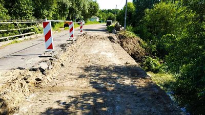 У Журавці Варвинського району перекрили дорогу: ремонтують аварійний міст У Журавці Варвинського району перекрили дорогу: ремонтують аварійний міст