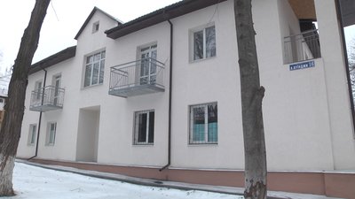 "Снаряд влучив в дах". У Краматорську в будинок, оновлений після обстрілу, заселяються жителі