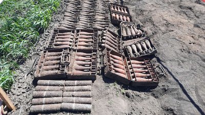 "153 міни та 10 артснарядів". Житель Харківщини знайшов на городі арсенал часів війни "153 міни та 10 артснарядів". Житель Харківщини знайшов на городі арсенал часів війни