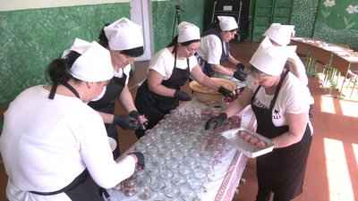 У прикарпатському селі Остриня виготовляють консервацію та пряники для військових