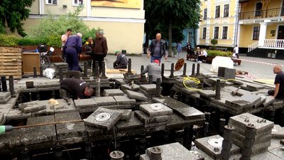 Більше 10 тисяч гривень витратять на ремонт фонтану, що на вулиці Михайлівській у Житомирі Більше 10 тисяч гривень витратять на ремонт фонтану, що на вулиці Михайлівській у Житомирі