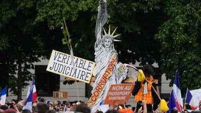 У Франції протестували проти примусової вакцинації, є поранені У Франції протестували проти примусової вакцинації, є поранені