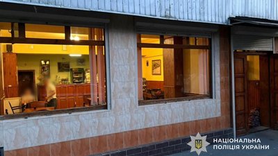 У Мукачеві чоловік напав на відвідувачів кафе: його затримали