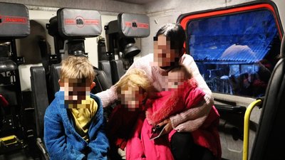 У Дніпрі жінку з трьома дітьми, чий будинок загорівся, зігрівали в пожежному авто У Дніпрі жінку з трьома дітьми, чий будинок загорівся, зігрівали в пожежному авто