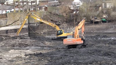 У Житомирі розчищають береги річки Тетерів У Житомирі розчищають береги річки Тетерів