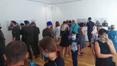 У кітелі: витавку світлин загиблих Героїв презентували у Черкасах У кітелі: витавку світлин загиблих Героїв презентували у Черкасах