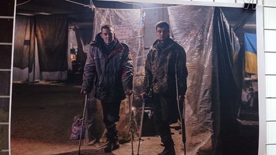 "Ті, що зі сталі". У Кропивницькій бібліотеці відкрили виставку світлин захисників "Азовсталі" "Ті, що зі сталі". У Кропивницькій бібліотеці відкрили виставку світлин захисників "Азовсталі"