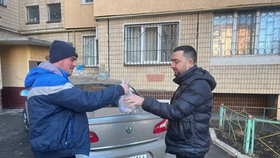 Житель Кривого Рогу виготовляє зарядні станції та автономні лампочки для ЗСУ